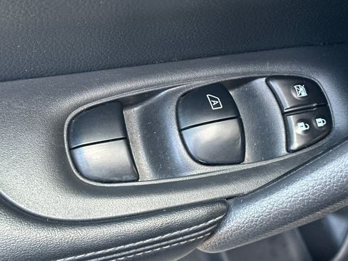 Used 2019 Nissan Rogue SV FWD image 13