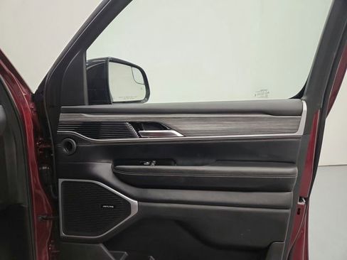 Used 2024 Jeep Wagoneer L Series II w/ Flexible Seating Group AWD/4WD image 39