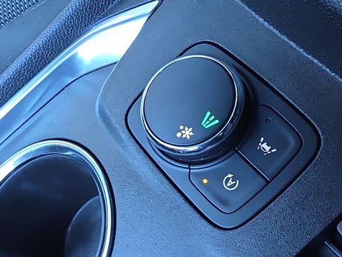 Used 2023 Chevrolet Traverse LT image 29