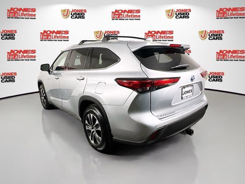 Used 2021 Toyota Highlander XLE AWD/4WD image 2