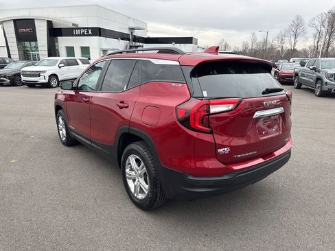 Used 2024 GMC Terrain SLE w/ Driver Convenience Package image 3
