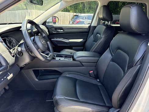 Used 2023 Nissan Pathfinder SL w/ SL Premium Package FWD image 9