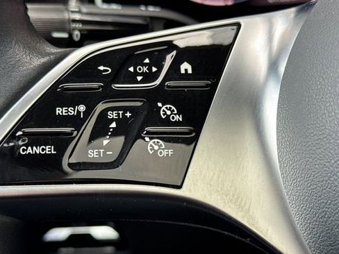 Used 2025 Mercedes-Benz GLC 300 4MATIC image 36