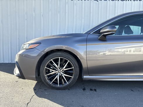 Used 2023 Toyota Camry SE image 3
