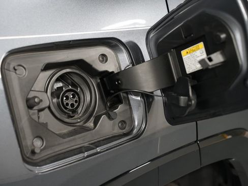 Used 2023 Toyota RAV4 SE w/ Weather & Moonroof Package image 11