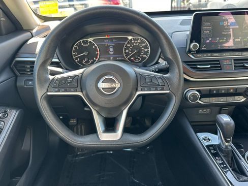 Used 2024 Nissan Altima 2.5 SV FWD image 17