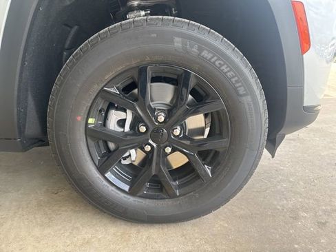 New 2025 Jeep Grand Cherokee L Altitude image 34