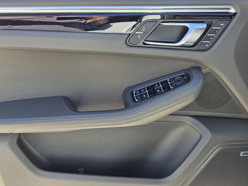 Certified 2025 Porsche Macan image 22