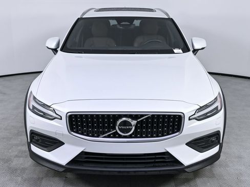 Used 2025 Volvo V60 B5 Cross Country Plus image 36