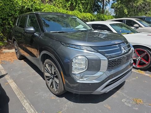 Used 2025 Mitsubishi Outlander SE AWD/4WD image 3