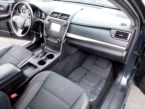 Used 2017 Toyota Camry SE image 12