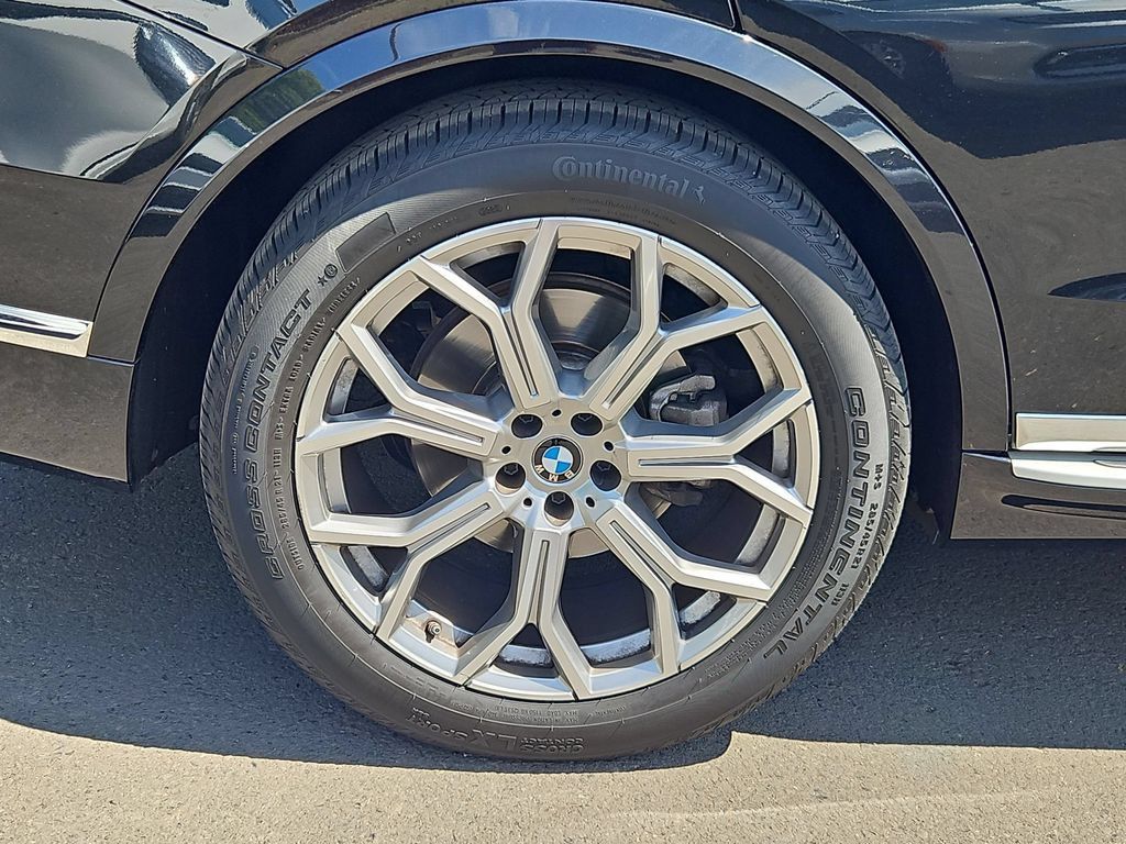 Used 2025 BMW X7 xDrive40i w/ Premium Package AWD/4WD image 9