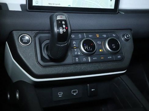 Used 2020 Land Rover Defender 110 SE image 28