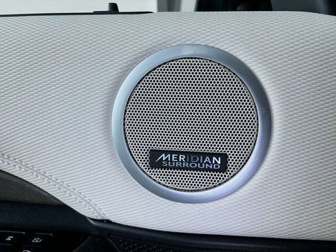 Used 2023 Land Rover Discovery Metropolitan Edition image 21