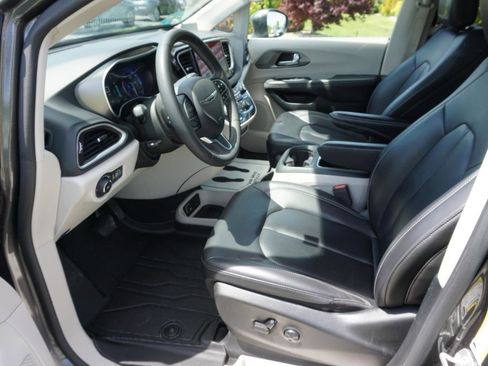 Used 2023 Chrysler Pacifica Touring-L FWD image 7