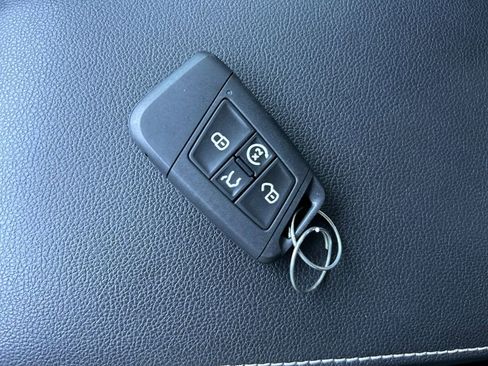 Used 2022 Volkswagen Tiguan SEL R-Line image 33