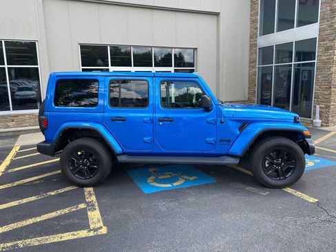 Used 2022 Jeep Wrangler Unlimited Sahara AWD/4WD image 15