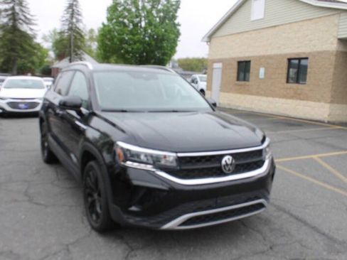 Used 2022 Volkswagen Taos SE w/ Panoramic Sunroof Package image 5