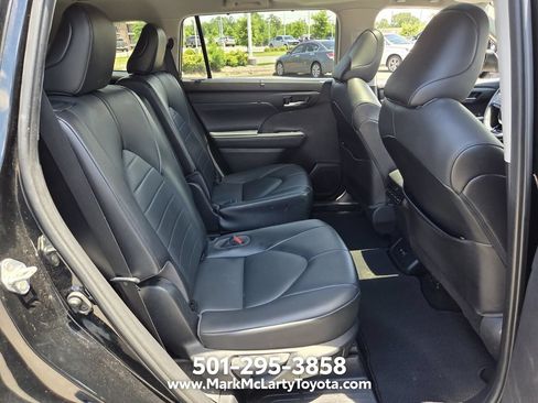 Used 2021 Toyota Highlander XLE FWD image 15