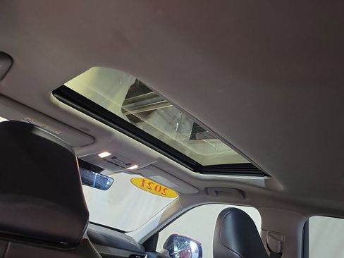 Used 2021 Toyota Highlander XLE AWD/4WD image 16