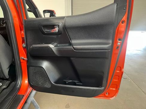 Used 2017 Toyota Tacoma TRD Sport w/ Tow Package AWD/4WD image 15