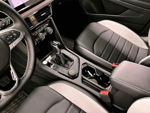 Used 2022 Volkswagen Taos SEL image 13