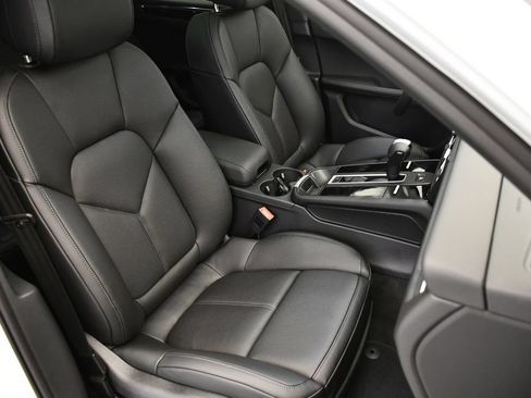 Certified 2025 Porsche Macan AWD/4WD image 51