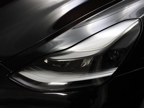 Used 2023 Tesla Model 3 Standard Range image 4