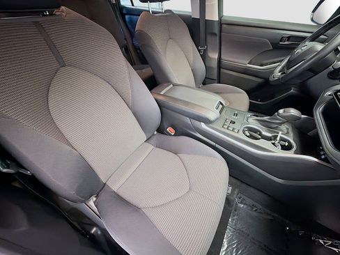 Used 2023 Toyota Highlander LE AWD/4WD image 15