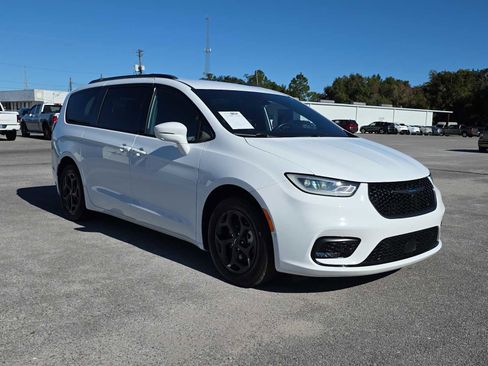 Used 2021 Chrysler Pacifica Limited w/ Uconnect Theater Family Group image 2