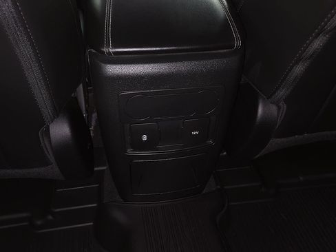 Used 2023 Ford Explorer XLT image 11