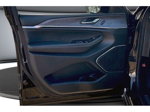 Certified 2025 Jeep Grand Cherokee Overland image 20