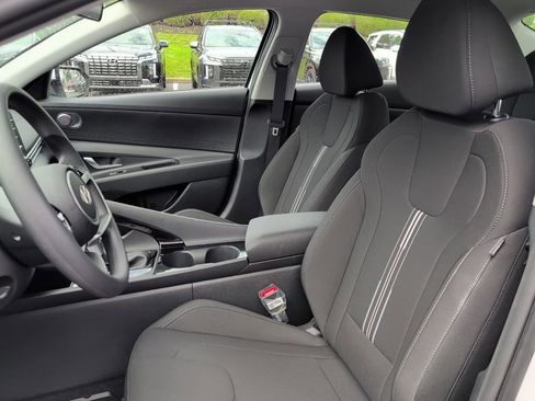 Used 2025 Hyundai Elantra Hybrid FWD image 9