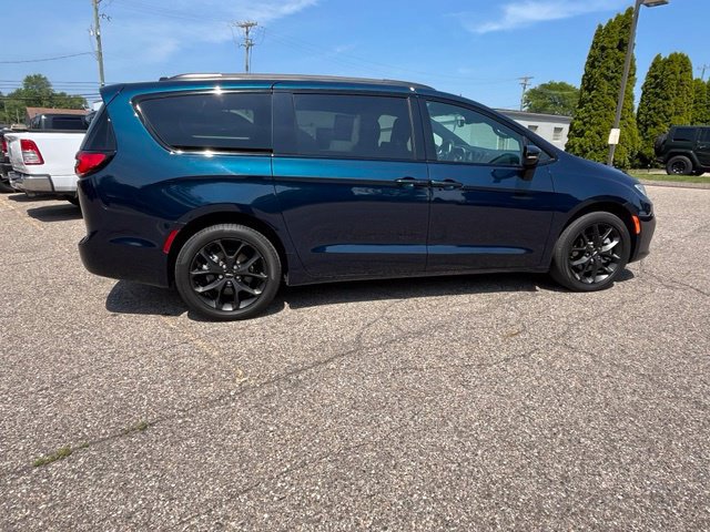 Used 2023 Chrysler Pacifica Limited w/ S Appearance Package AWD/4WD image 6
