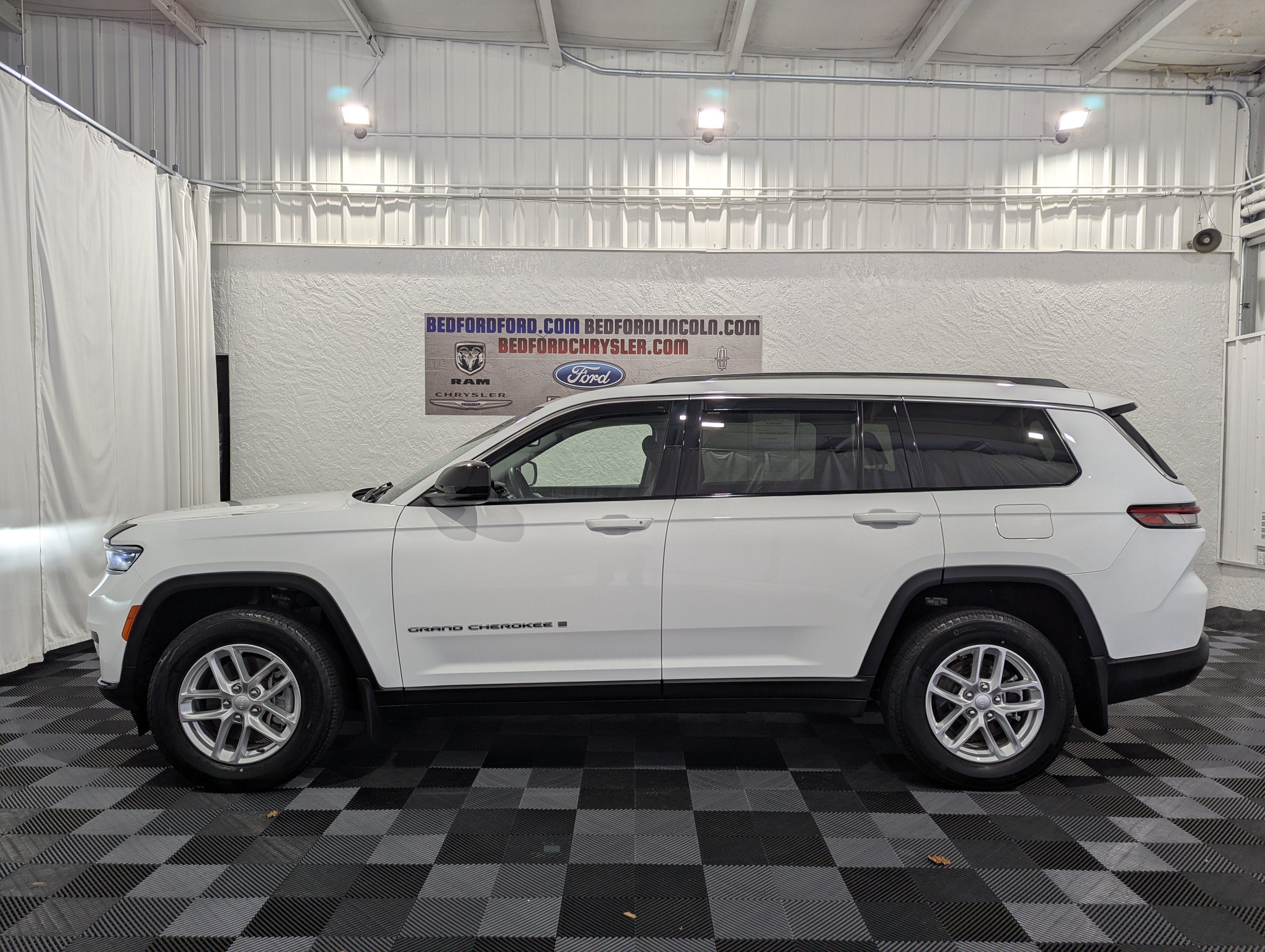 Used 2022 Jeep Grand Cherokee L Laredo w/ Luxury Tech Group I AWD/4WD image 2
