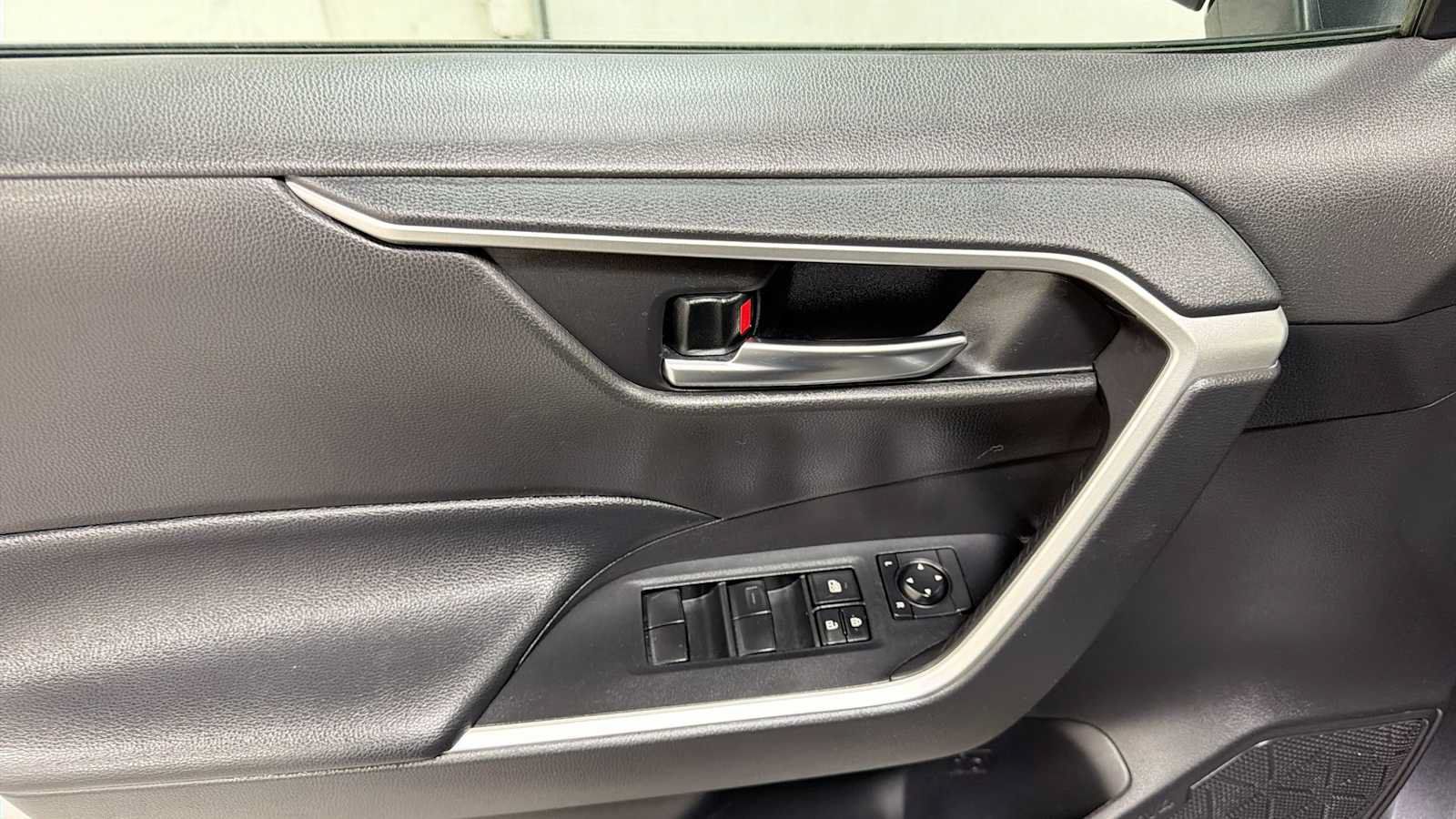 Used 2020 Toyota RAV4 XLE AWD/4WD image 15