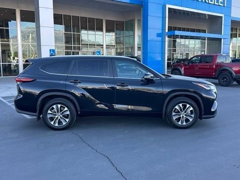Used 2024 Toyota Highlander XLE AWD/4WD image 8