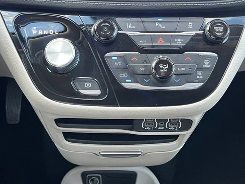 Used 2023 Chrysler Pacifica Touring-L FWD image 34
