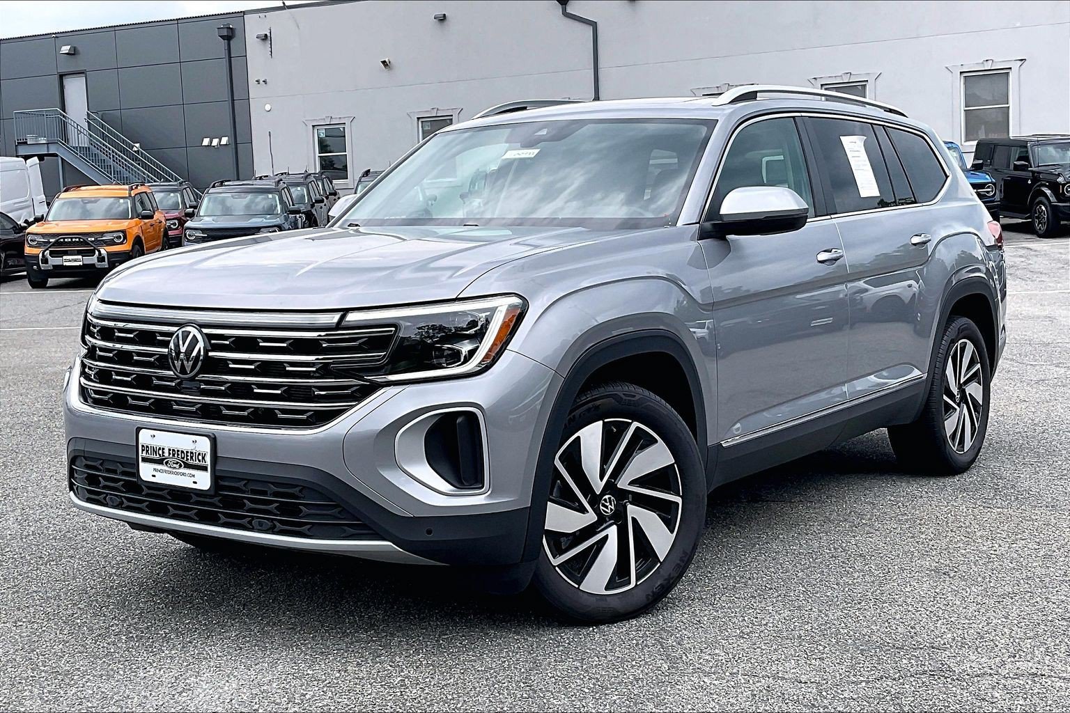 Used 2025 Volkswagen Atlas SEL AWD/4WD image 3