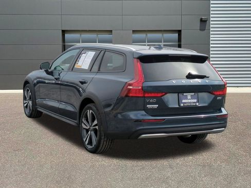 Used 2025 Volvo V60 B5 Cross Country Plus image 5