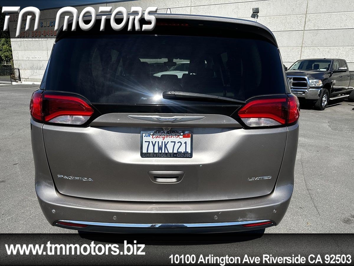 Used 2017 Chrysler Pacifica Limited w/ UConnect Theater Package FWD image 5