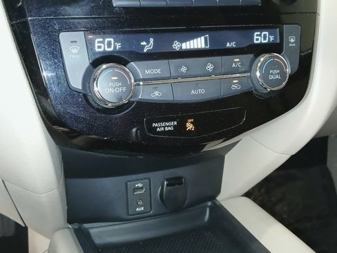 Used 2016 Nissan Rogue SV AWD/4WD image 20