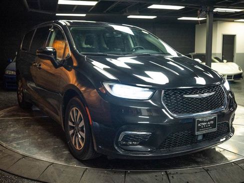 Used 2023 Chrysler Pacifica Touring-L FWD image 5
