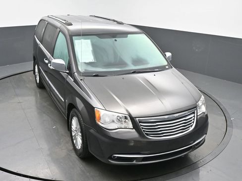 Used 2015 Chrysler Town & Country Limited image 45