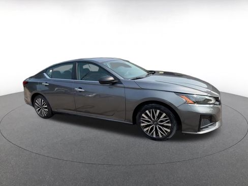 Used 2025 Nissan Altima 2.5 SV FWD image 2