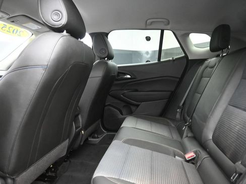 Used 2025 Chevrolet Trax LT w/ LT Convenience Package FWD image 12