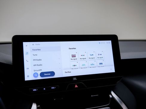 Used 2024 Toyota Venza Limited image 28