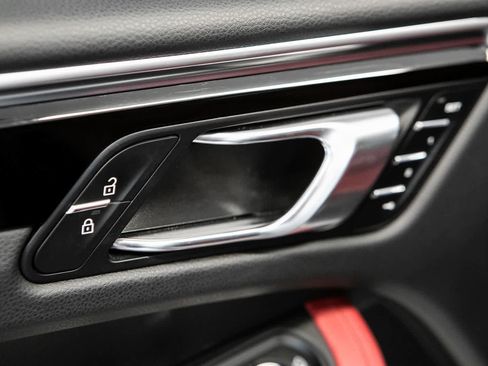 Certified 2023 Porsche Macan AWD/4WD image 21