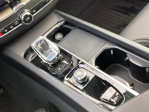 Certified 2022 Volvo XC60 B5 Inscription w/ Climate Package image 26