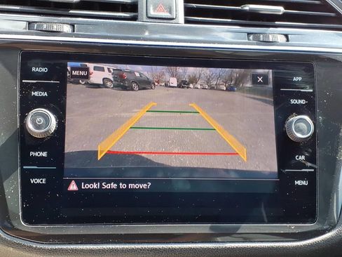 Used 2018 Volkswagen Tiguan SE w/ Panoramic Sunroof Package image 19